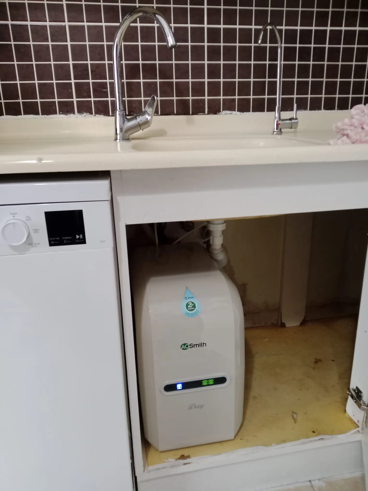 Adana Yüreğir A.O. Smith Daisy kabinetli su arıtma tezgah altı kurulumu